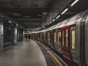 Metrorex oferă cartele gratis de metrou, în schimbul PET-urilor, sticlelor sau dozelor de aluminiu/FOTO: Unsplash