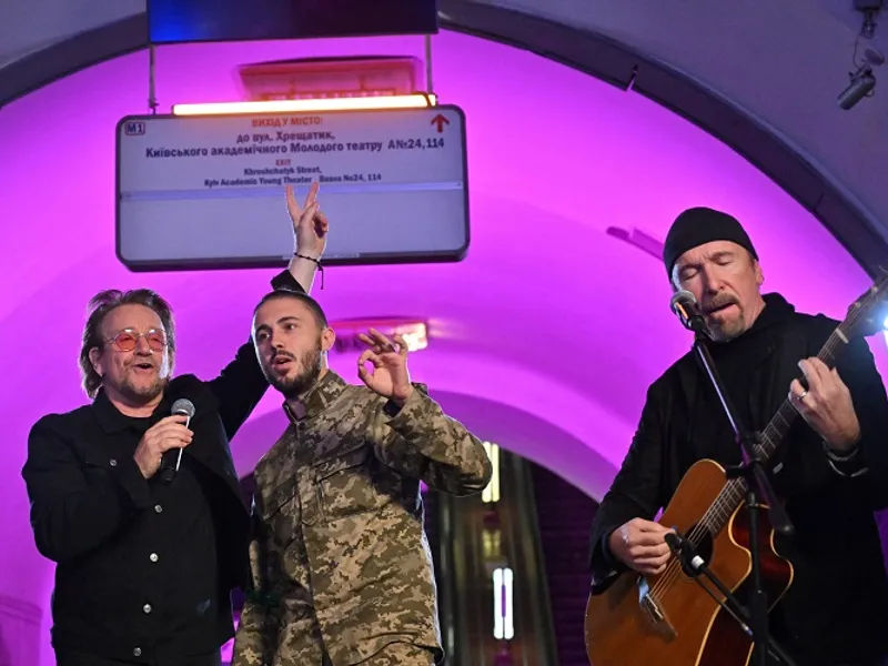 Bono și The Edge au cântat în fața a peste 100 de persoane/ FOTO: Profimedia Images