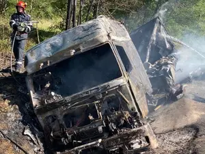 Un autotren s-a răsturnat şi a luat foc pe DN 66. Șoferul, găsit mort în cabină. / Foto: sebesinfo.ro