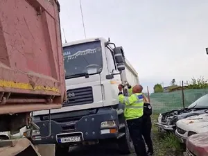 Poliția a confiscat camioanele cu deșeuri Foto: captură video Facebook/Rareș Hopincă