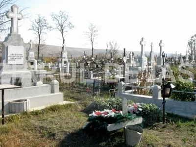 Cimitirul pe care se bat o biserică și o primărie. Un proces i-a pus cruce/FOTO: ziaruldeiasi.ro