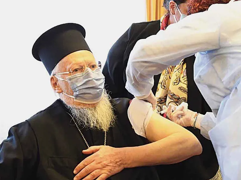 Patriarhul Constantinopolului s-a vaccinat în public 