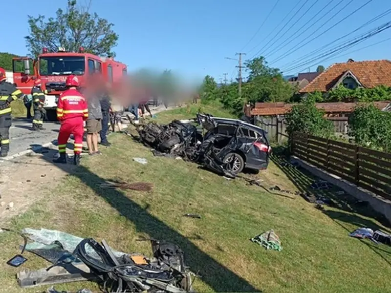 Accident grav, pe DN67. Un autocar cu 51 de copii s-a răsturnat, în urma coliziunii cu o mașină - Foto: infotraficromania.ro