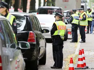 Poliţişti din Hamburg asigurându-se că şoferii maşinilor diesel respectă interdicţia de pătrundere pe anumite secţiuni de străzi din oraşul hanseatic.