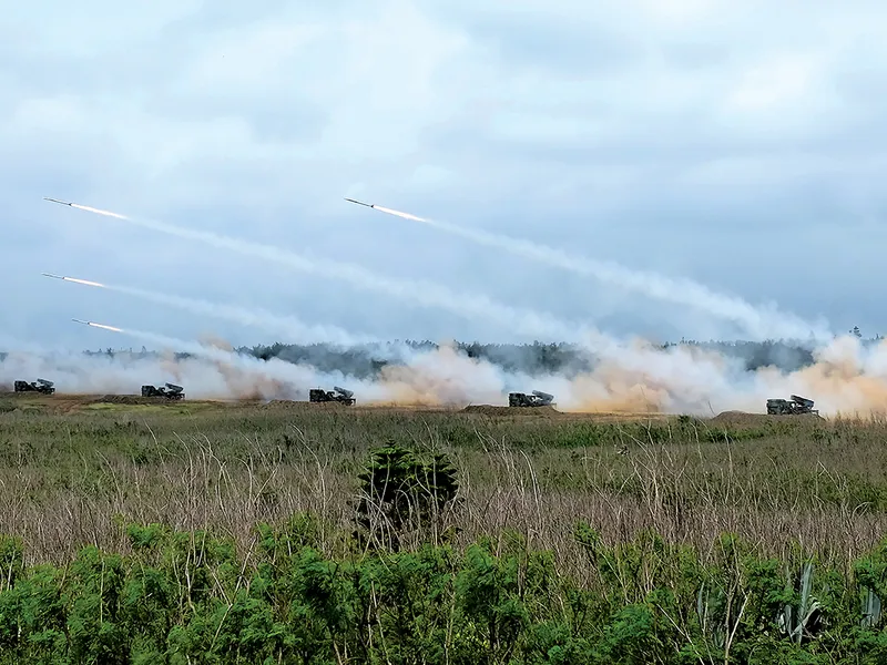 ÎNARMAȚI ȘI PREGĂTIȚI  Forțele din Taiwan efectuează exerciții militare cu foc real, în fața amenințării tot mai mari din partea Chinei