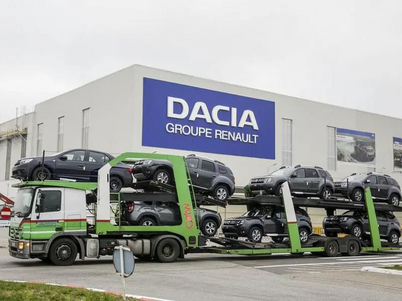 Dacia vinde de rupe, dar este obligată să oprescă producția în România. Nu are semi-conductori - Foto: INQUAM PHOTOS / Adel Al-Haddad - Imagine cu rol ilustrativ