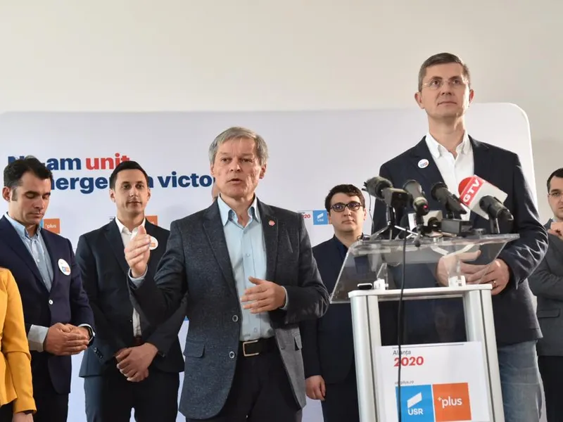 Dacian Cioloș este în turneu prin țară, cu Dan Barna. Anterior, a fost la Craiova. Foto: stiri.plus