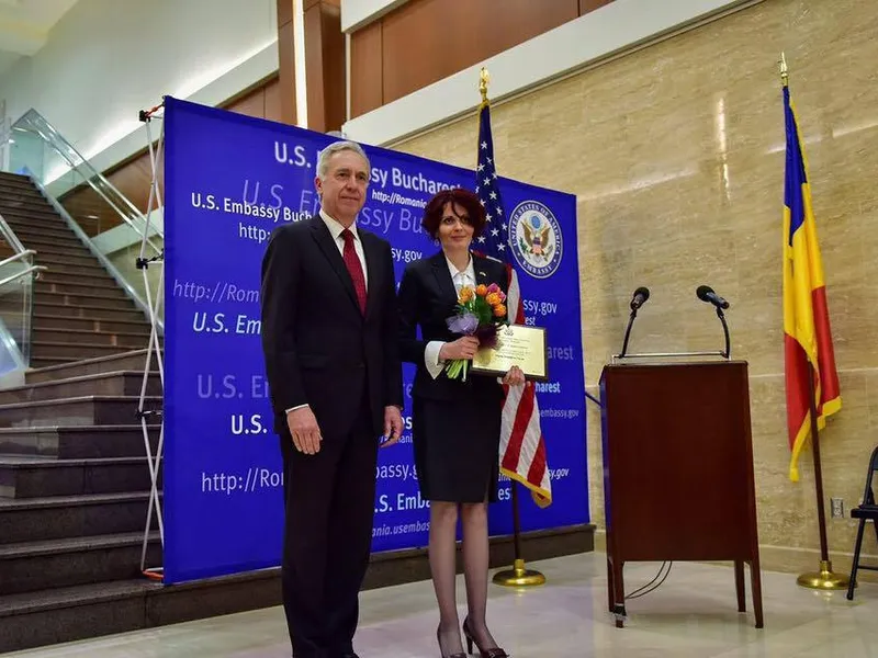 Mădălina Turza şi ambsadorul american Hans Klemm, în 2016. Atunci, activista a primit premiul „Femei curajoase” din partea Departamentului de Stat al SUA. FOTO: Madalinaturza.info