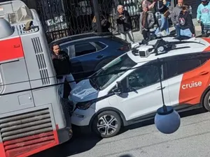 Un taxi autonom a încurcat frâna cu accelerația și s-a înfipt într-un autobuz. - Foto: turbo.fr