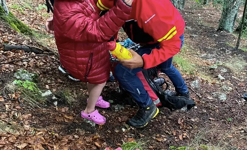 O familie cu doi copii încălțați în papuci de plajă, surprinși pe munte de o furtună năpraznică/FOTO: Facebook/SalvamontArges