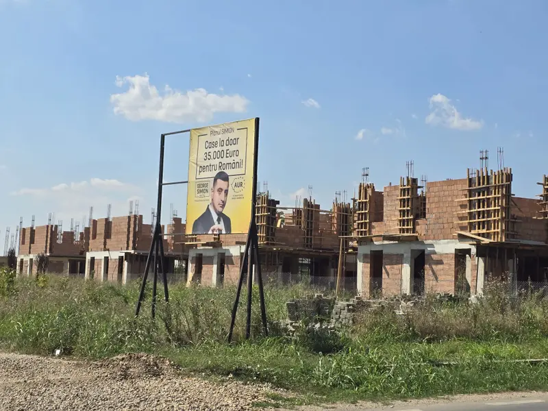 George Simion promite case de 35000 Euro și în Tunari unde partenerul său construiește la prețuri de 5-6 ori mai mari. Sursă foto: Newsweek România