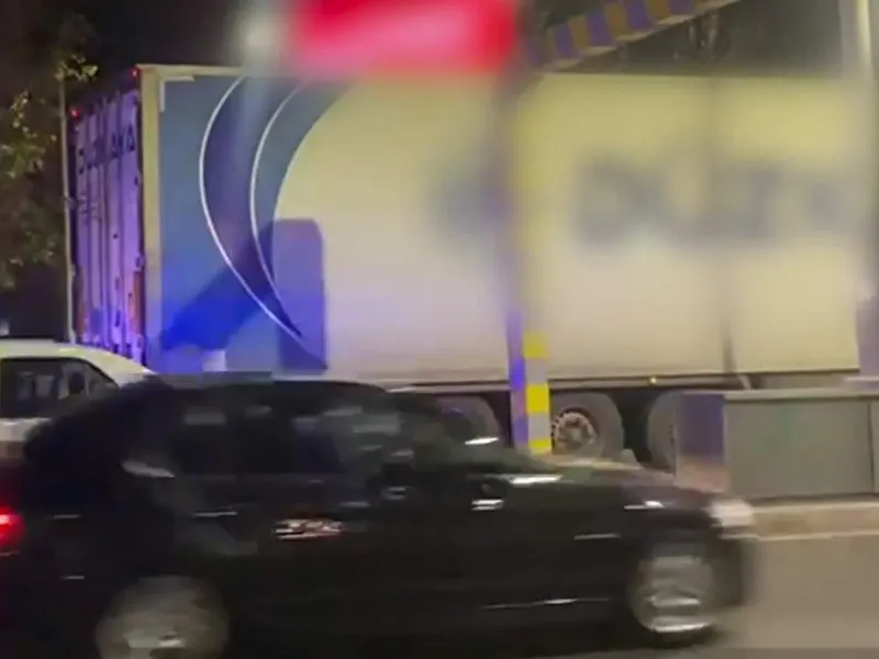 Nou accident în Pasajul Unirii, evitat cu girofarul. / Foto: captură video