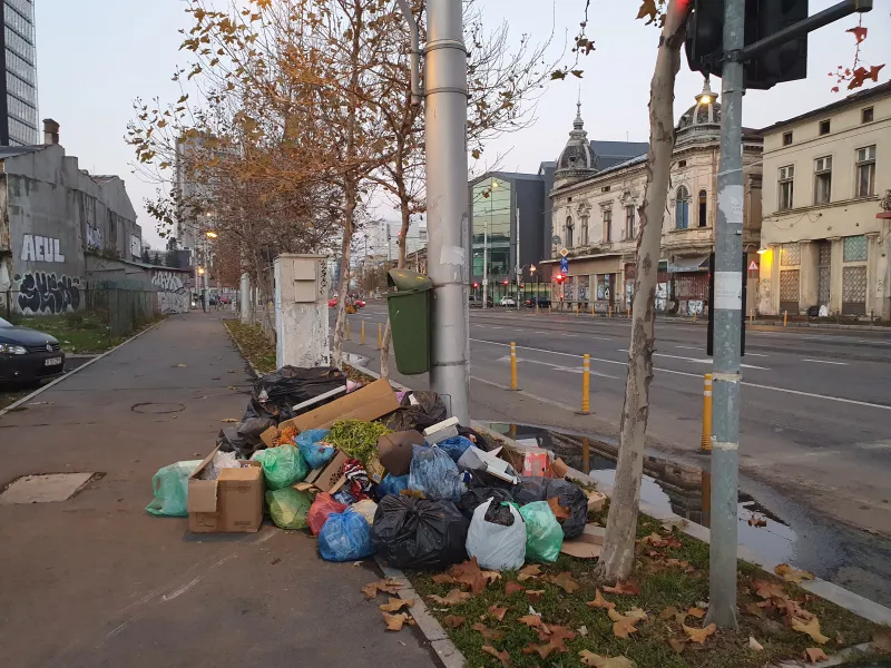 Străzile din București s-au transformat în groapă de gunoi/FOTO: hotnews.ro