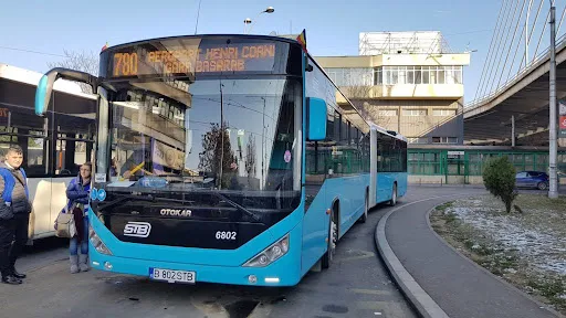 Prima optimizare a TPBI la STB: 780, autobuzul Gara de Nord - Aeroport, și 303, trase pe dreapta. / Foto: portal.ro-trans.net