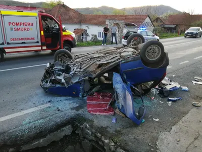 O femeie s-a răsturnat cu mașina pe DN 7, în a doua zi de Paște. A scăpat ca prin minune. / Foto: ISU Hunedoara, Facebook