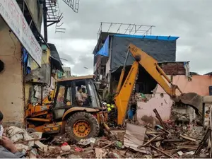 Un bloc cu trei etaje din Mumbai s-a prăbușit: 18 victime, dintre care 11 decedate. / Foto: bbc.com