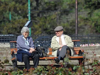 Pensionari pe banca. FOTO: Agerpres