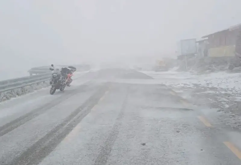 Motociclistul nu a mai putut să continue călătoria pe Transalpina din cauza frigului Foto: DRDP