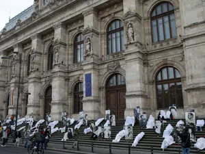 Șase ani de la Colectiv: protest în cearșafuri albe, pe scările Curţii de Apel Bucureşti. / Foto: digi24.ro