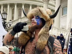 Jake Angeli, alias QAnon Shaman Foto: skynews