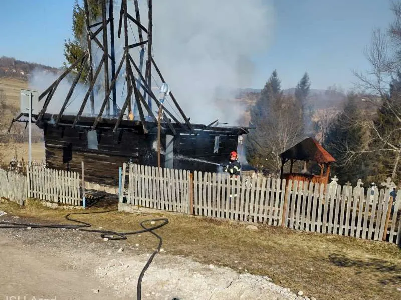 În incendiu a ars o biserică din lemn din localitatea Vidra, construită în anul 1724. / Foto: agerpres.ro