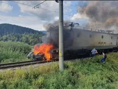 O locomotivă a luat foc după un accident cu un autoturism. 2 persoane, carbonizate. Foto Club Feroviar