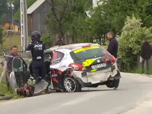 Accident spectaculos, la Raliul Bucovinei: Un Peugeot R2 Cup a lovit un cap de pod. / Foto: Autorally, Facebook