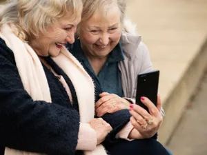 Cum poți verifica ce pensie iei direct de pe telefon? Casa de Pensii administrează aplicația Foto: Freepik (fotografie cu caracter ilustrativ)