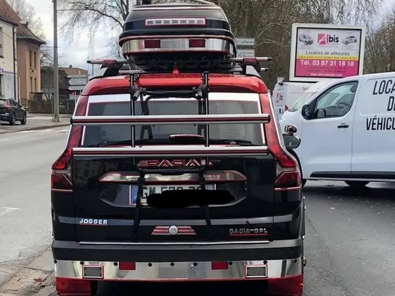 „Tuning”: Cum a transformat un șofer din Franța o Dacia Jogger în „culmea kitsch”-ului - Foto: Facebook/Dacia Duster Trails & Technical