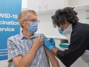 Doza a patra de vaccin va fi propusă persoanelor de 75 ani şi peste această vârstă şi persoanelor imunodeprimate de peste 12 ani - Foto: news.sky.com