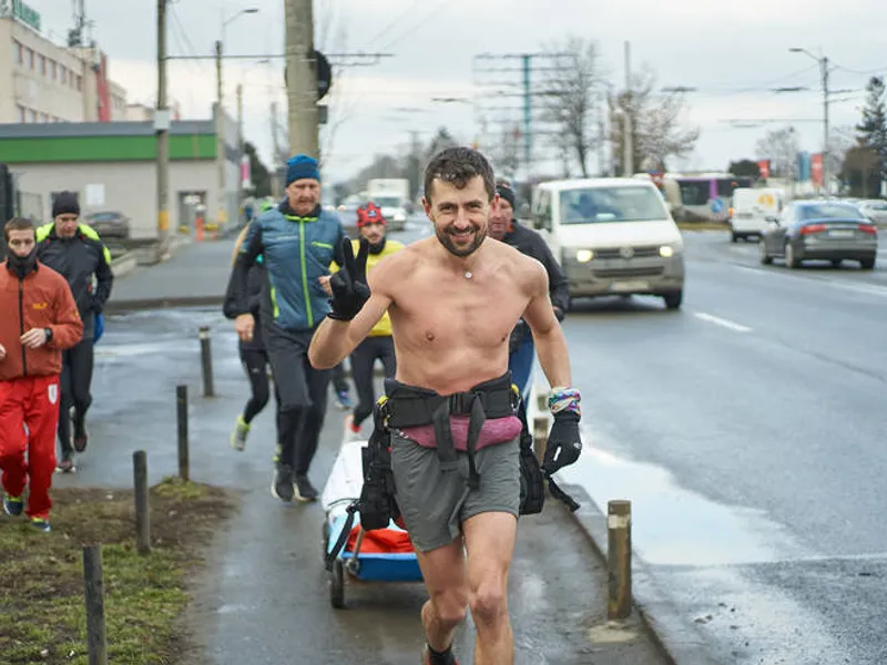 Vlad Pop merge pe jos de la Cluj la Constanța ca să strângă donații pentru copii. Foto Sorin Florea