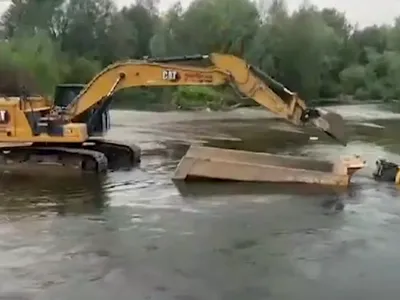 Când „Dorel” ajunge să lucreze la drumuri, aventurile se țin lanț. Iar pagubele sunt pe măsură - Foto: captură video