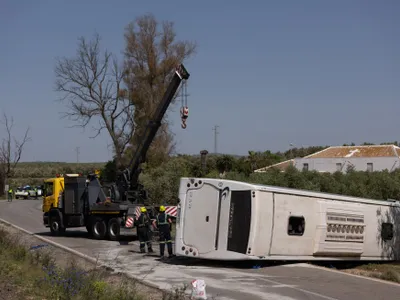 Un autobuz cu muncitori sezonieri români s-a răsturnat în Spania: doi morți și 16 răniți. / Foto: elpais.com