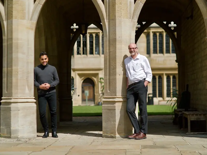 Profesorii Andrew Pollard (dreapta) și Martin Landray de la Universitatea Oxford Foto: Facebook