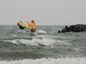 Windsurf de Crăciun, la Constanța, pe furtună Foto: Facebook/ Ion Dumitrașcu