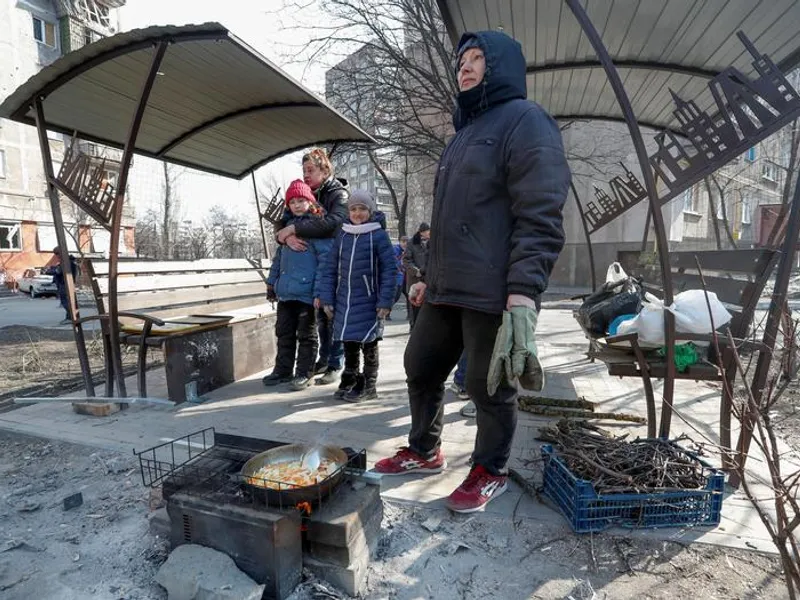 Locuitorii din Mariupol se roagă să plouă ca să aibă apă și vânează porumbei pentru mâncare/FOTO: Reuters