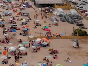 Plaja din Grecia după relaxarea condițiilor de izolare/FOTO: youtube.com