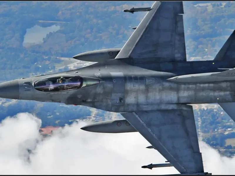 F-16 ridicat la interceptare/foto: U.S. Air Force