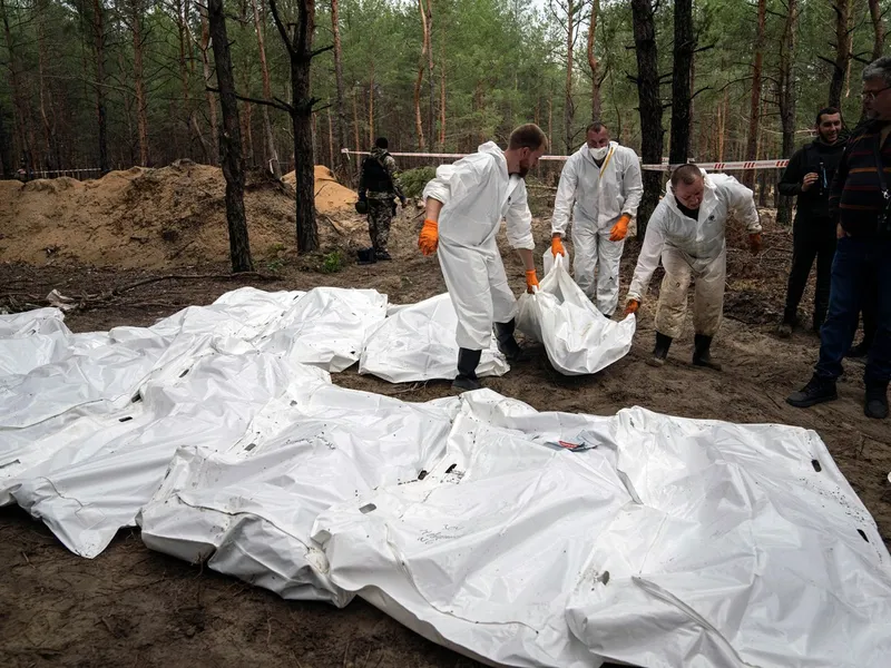 Potrivit anchetatorilor, unele corpuri exhumate la Izium aveau mâinile legate la spate - Foto: Profimedia Images