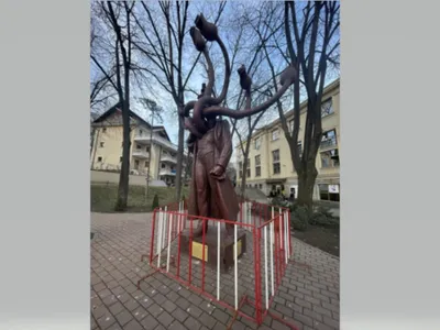 „Revoltă” la Iași după expunerea unei sculpturi în oraș. Primăria a îngrădit „Hidra” - Foto: Ziarul de Iași