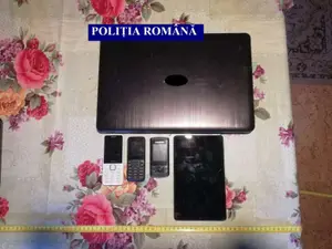 Toate mijloacele electronice care au stat la baza escrocheriei au fost confiscate Foto: Poliția Română