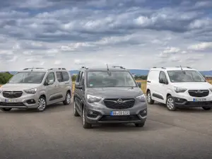 Modelul Opel Combo, bazat pe platforma EMP2 a Grupului PSA, este disponibil în varianta de lungime standard (4,40 m) sau XL (4,75 m).