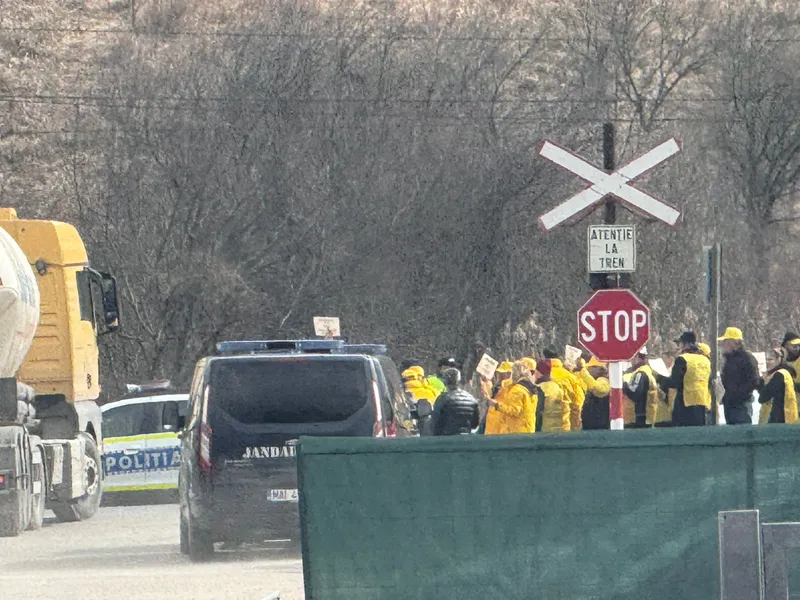 „Mare” protest AUR, anti-SMR, la Doicești: Nu s-au strâns decât 25-30 de simpatizanți - Foto: NW