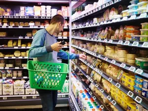 Bărbat într-un supermarket, poză ilustrativă - Foto: Profimedia Images