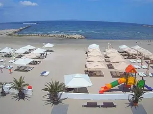 „Bursa litoralului românesc”: până la 200 lei un șezlong, 14-19 lei un pahar cu bere pe plajă - Foto: Webcam plaja Mamaia