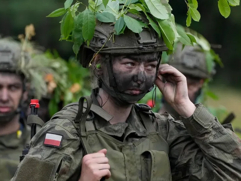 Civilii polonezi se antrenează pentru război. Voluntari sunt antrenați de militari profesioniști - Foto: Czarek Sokolowski / AP / Profimedia