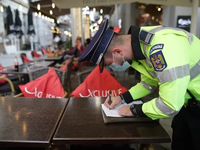 Polițistul scrie o amendă Foto: INQUAM PHOTOS/ Octav Ganea