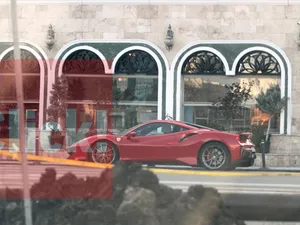 Alex Bodi, judecat pentru proxenetism și șantaj, și-a tras Ferrari de 300.000 €, „cadou” de logodnă - Foto: click.ro