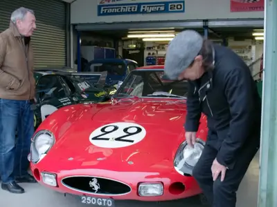 Nick Mason, bateristul Pink Floyd, îl plimbă pe Brian Johnson de la AC/DC cu Ferrari 250 GTO. / Foto: captură video