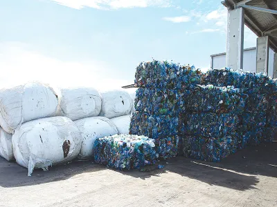 RECICLARE Procesul care are loc aici nu este reciclarea gunoiului, ci o adevărată alchimie: PET-urile sunt transformate în bani, mulți bani - Foto: INQUAM PHOTOS/ Virgil Simonescu